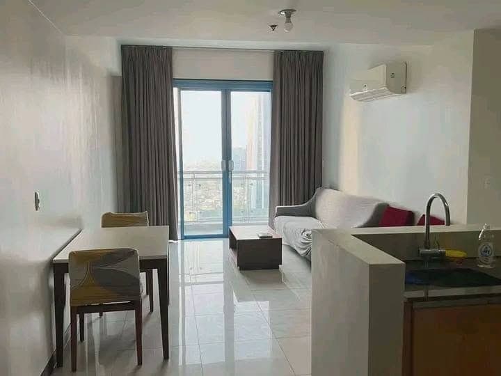 Two Bedroom Condo for Rent in Three Central Makati. - photo 2