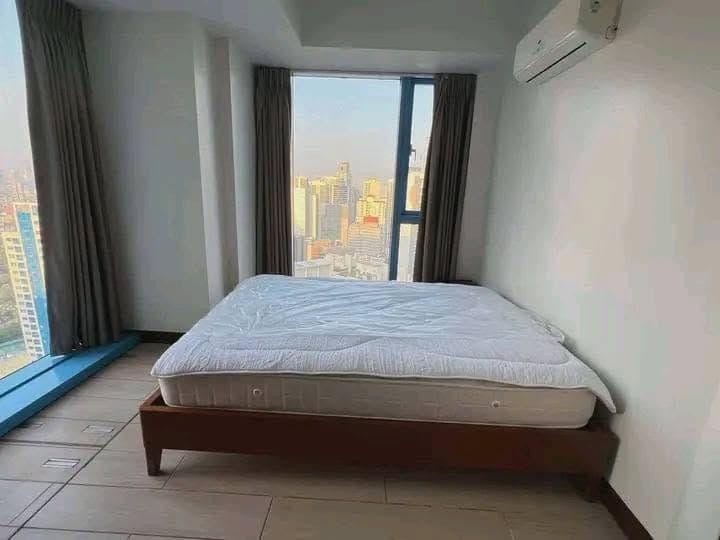 Two Bedroom Condo for Rent in Three Central Makati. - photo 3