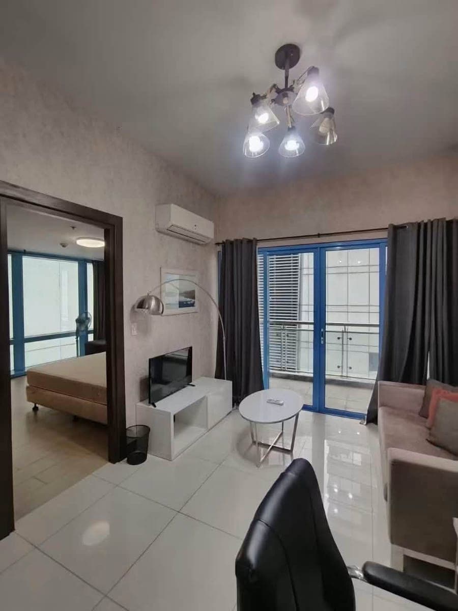 ₱45K MONTHLY | 1-BEDROOM CONDO WITH BALCONY & PARKING AT TWO CENTRAL MAKATI‼️ - photo 1