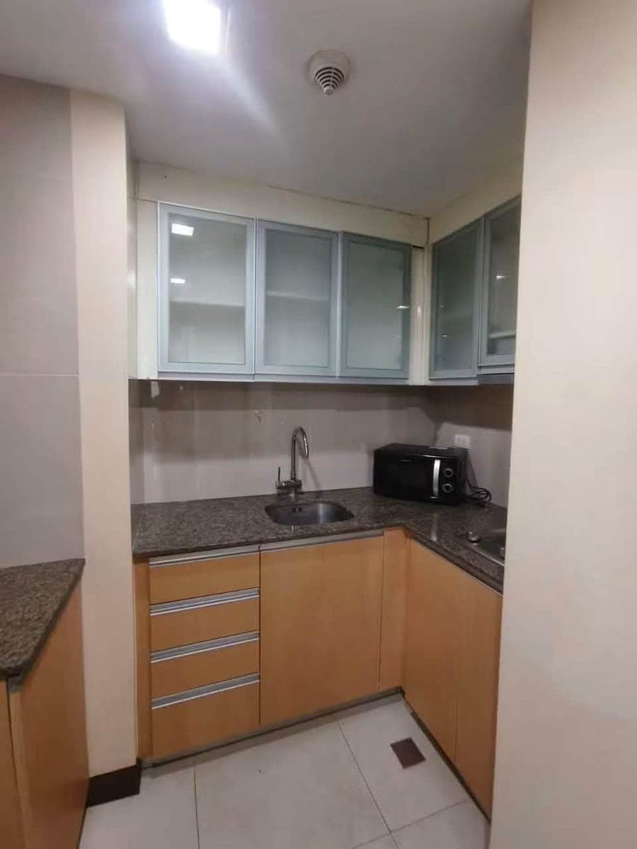 ₱45K MONTHLY | 1-BEDROOM CONDO WITH BALCONY & PARKING AT TWO CENTRAL MAKATI‼️ - photo 3