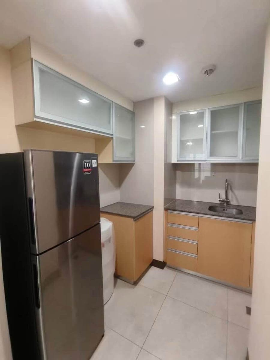 ₱45K MONTHLY | 1-BEDROOM CONDO WITH BALCONY & PARKING AT TWO CENTRAL MAKATI‼️ - photo 4