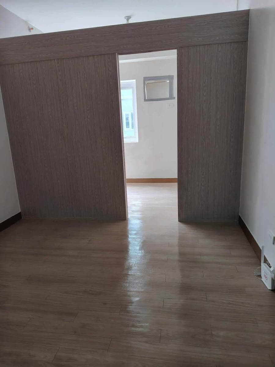 Bare unit condo for rent - photo 1