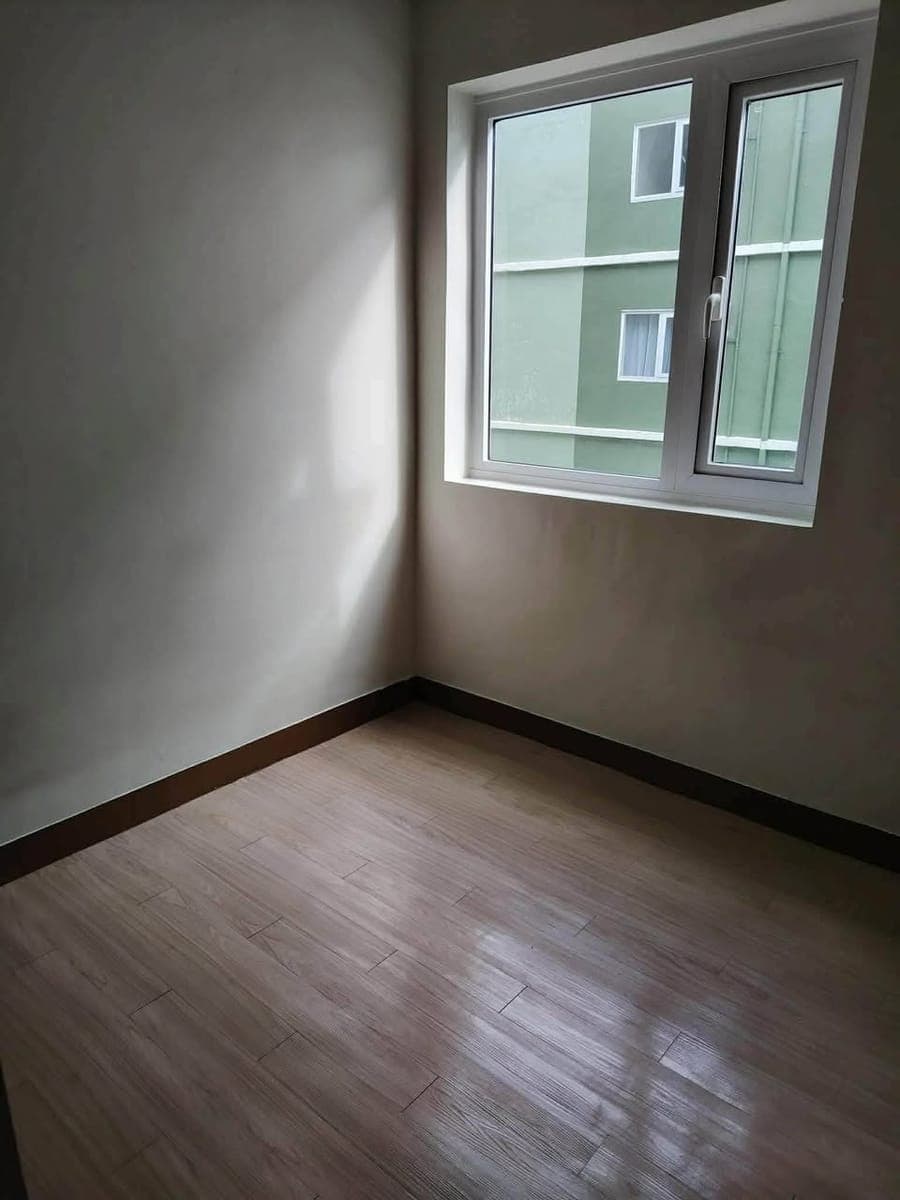 Bare unit condo for rent - photo 2
