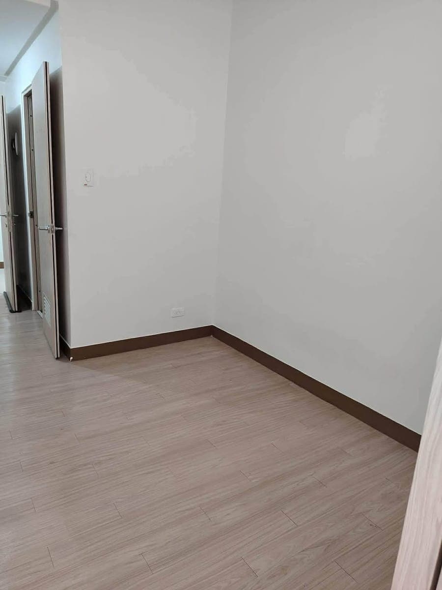 Bare unit condo for rent - photo 3