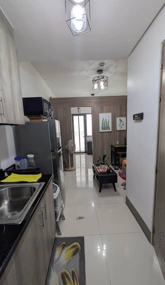 🏠 FOR RENT: Fully Furnished 1BR with balcony Condo Unit + Parking - photo 1