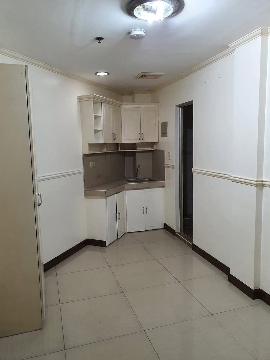 Room for rent in brgy bangkal studio type own cr and kitchen own meralco meter near magllanes and ed... - photo 1