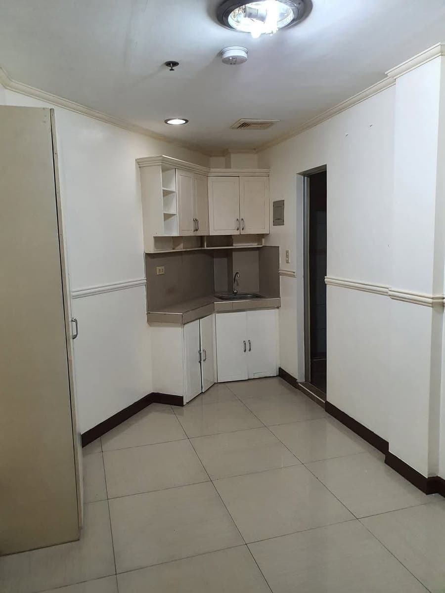 Room for rent in brgy bangkal studio type own cr and kitchen own meralco meter near magllanes and ed... - photo 2