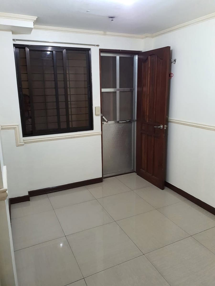 Room for rent in brgy bangkal studio type own cr and kitchen own meralco meter near magllanes and ed... - photo 4
