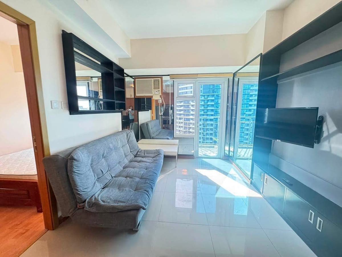 Rush for rent at trion tower bgc near sm aura market market - photo 2