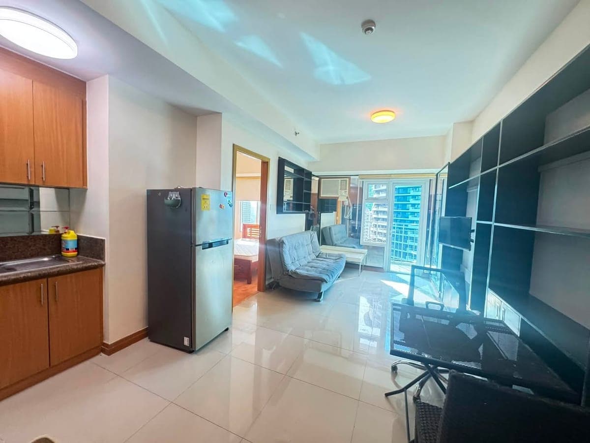 Rush for rent at trion tower bgc near sm aura market market - photo 3