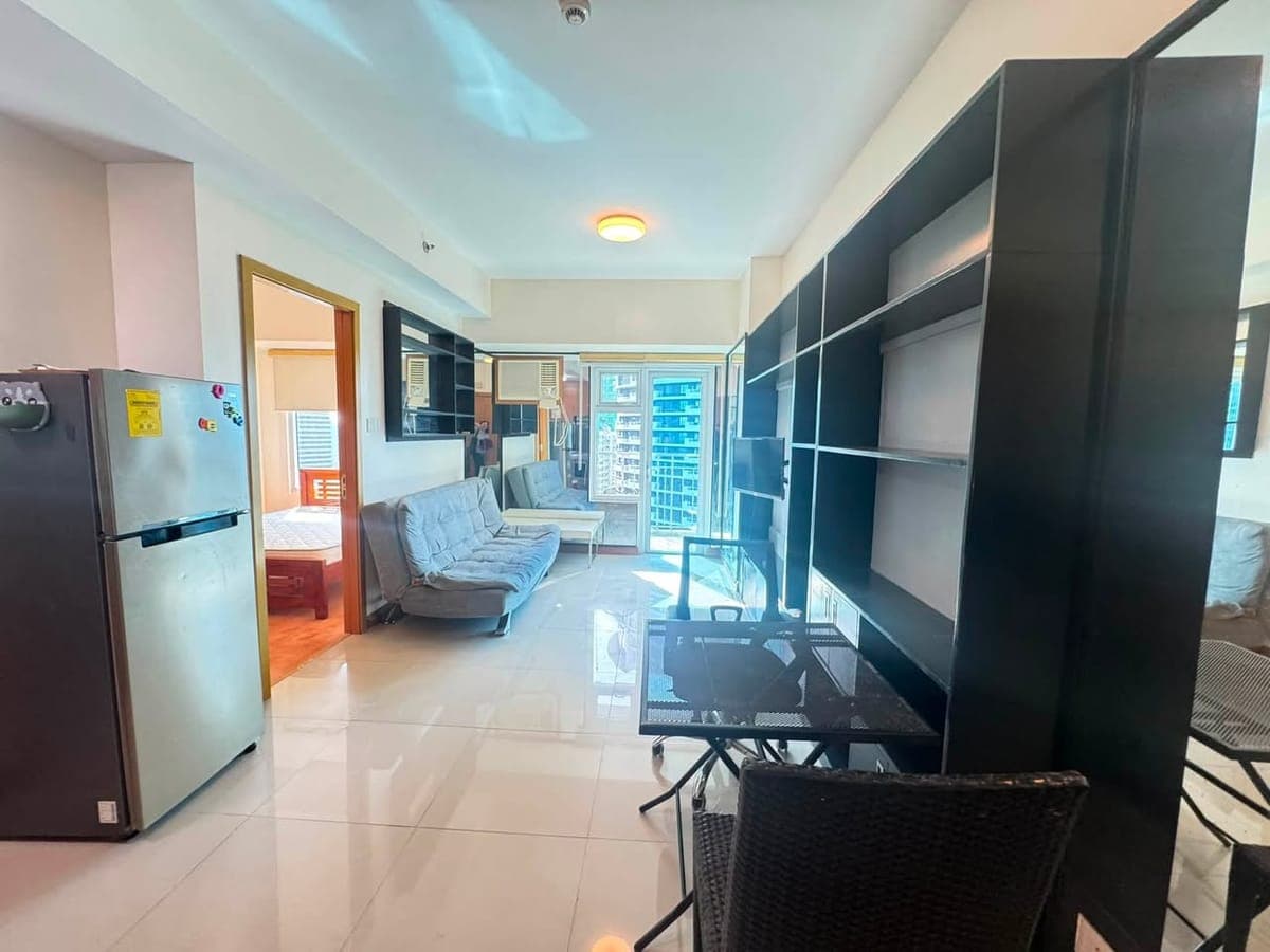 Rush for rent at trion tower bgc near sm aura market market - photo 4