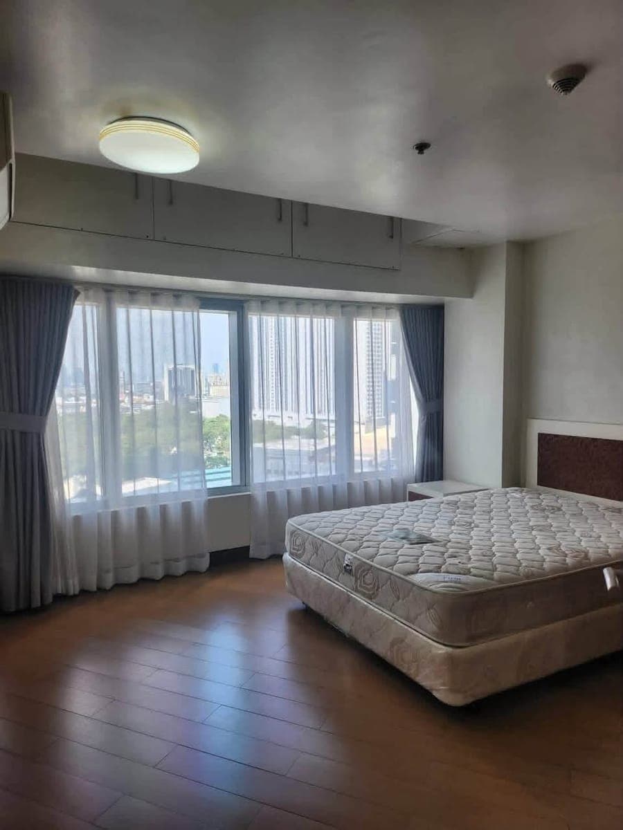 FOR LEASE: Fully Furnished 3-Bedroom Unit – One Central, Makati City - photo 2