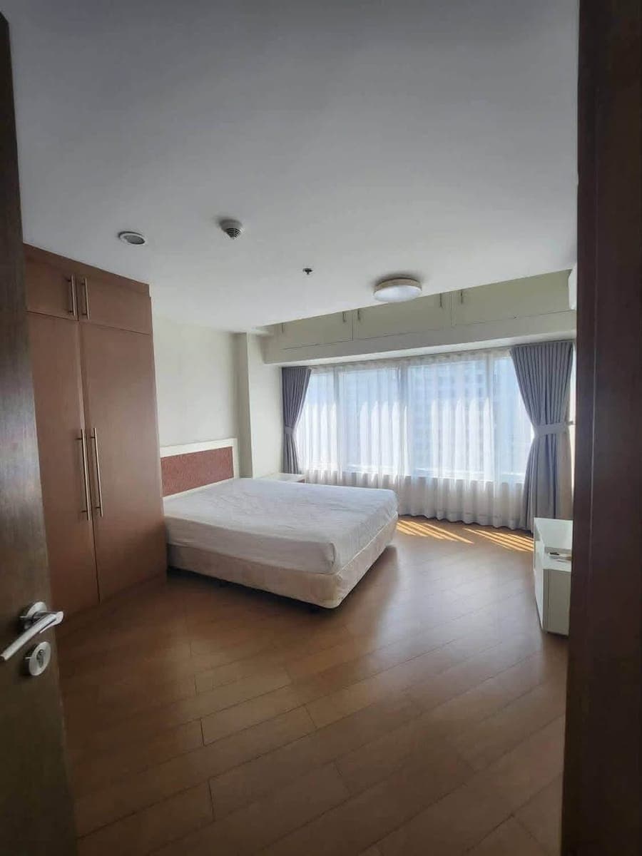 FOR LEASE: Fully Furnished 3-Bedroom Unit – One Central, Makati City - photo 3