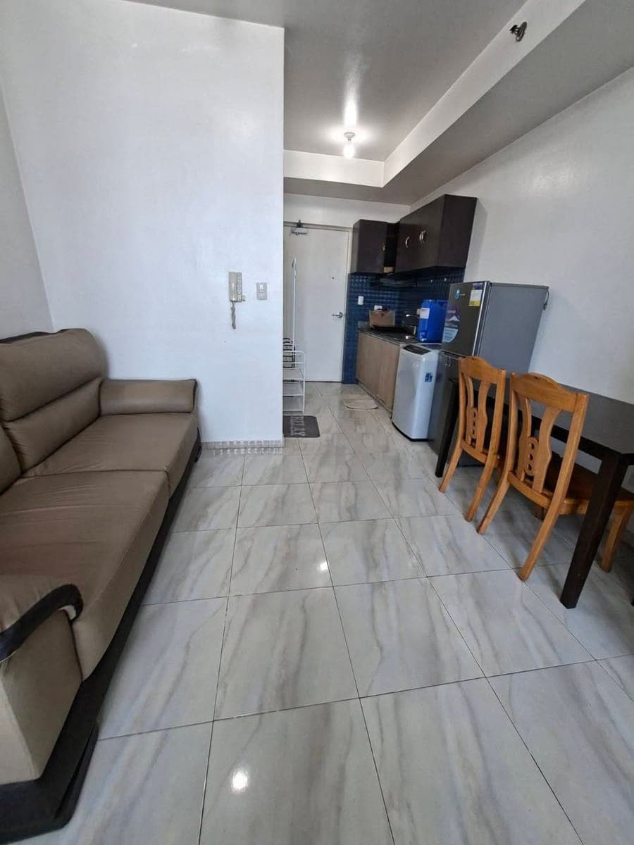 Linear Makati condo, 20k per month w parking,  1yr contract Minimum - photo 1