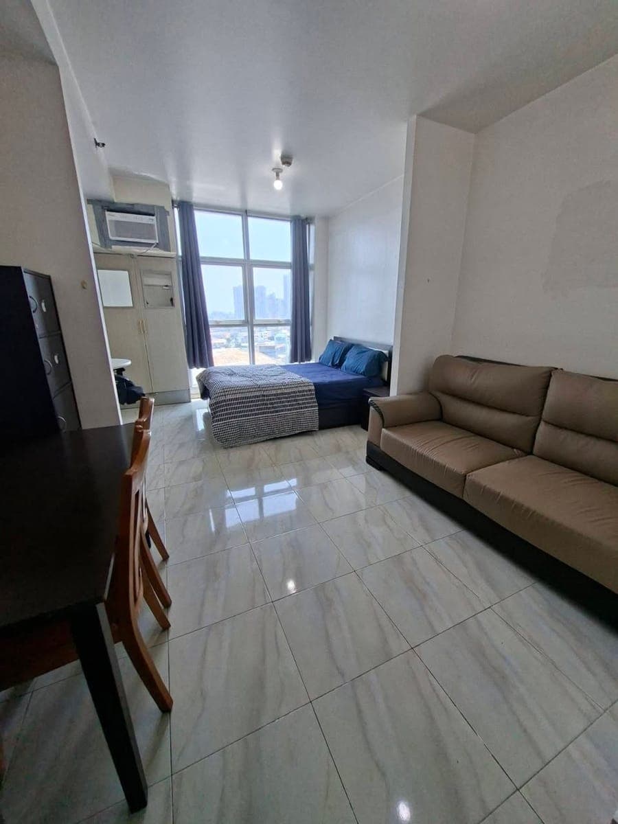 Linear Makati condo, 20k per month w parking,  1yr contract Minimum - photo 3
