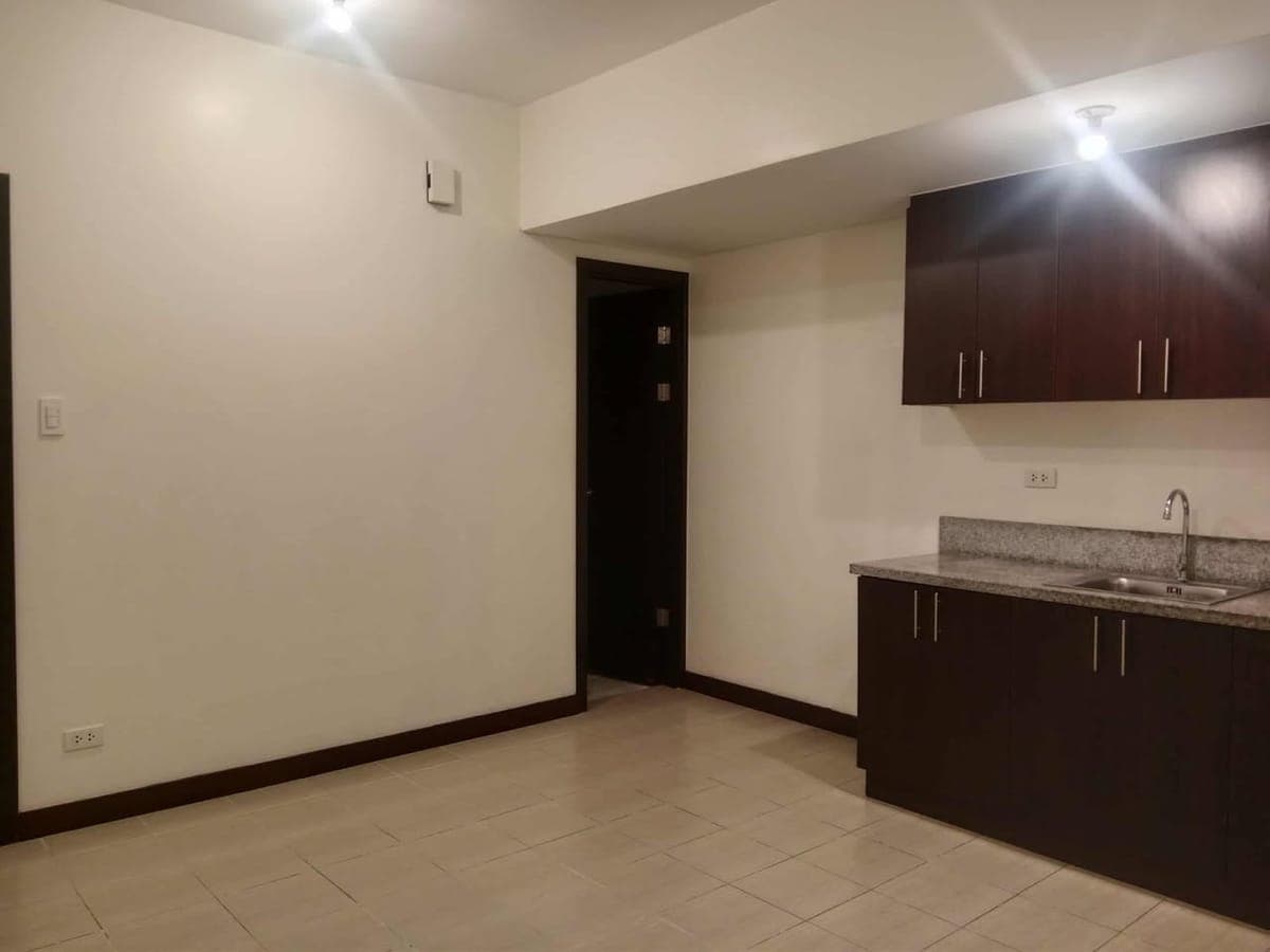 FOR RENT: 1-Bedroom Bare Unit at San Lorenzo Place, Makati 🏙️ - photo 3