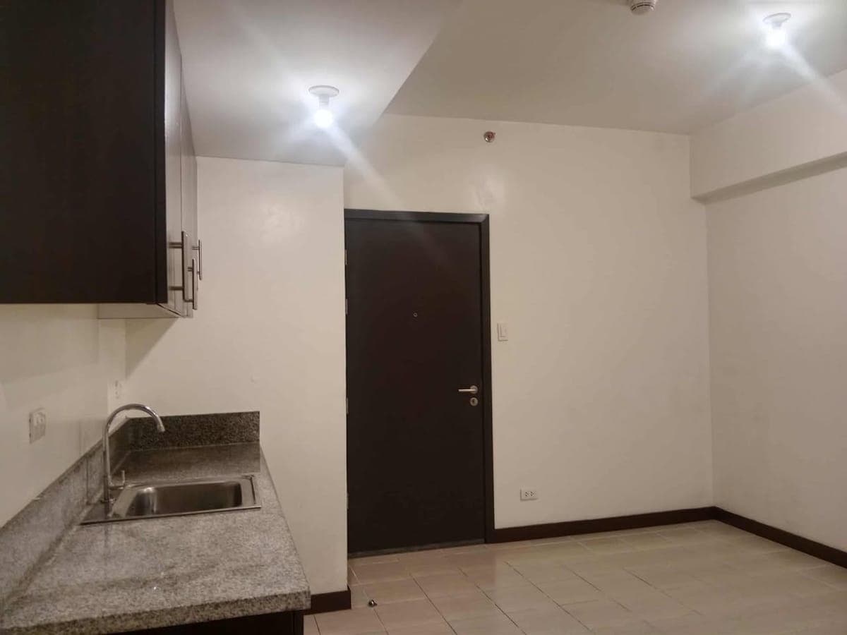 FOR RENT: 1-Bedroom Bare Unit at San Lorenzo Place, Makati 🏙️ - photo 5
