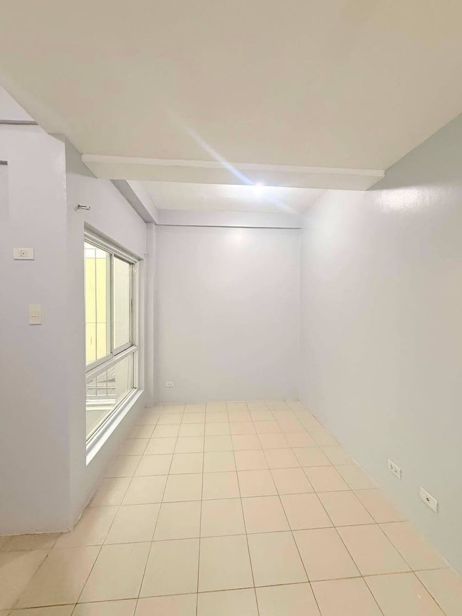 Studio type Bare unit For Rent in Brgy Tejeros Makati City Very Near to Makati City Hall, Ayala Circ... - photo 1