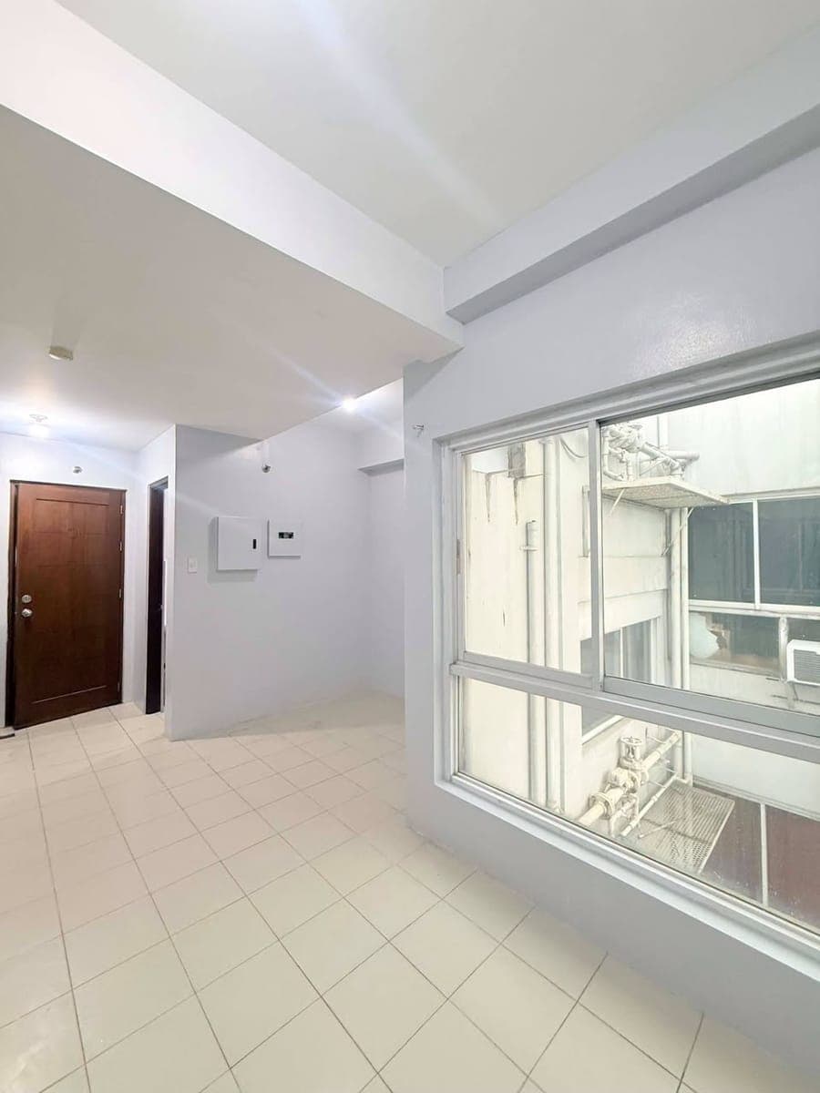 Studio type Bare unit For Rent in Brgy Tejeros Makati City Very Near to Makati City Hall, Ayala Circ... - photo 2