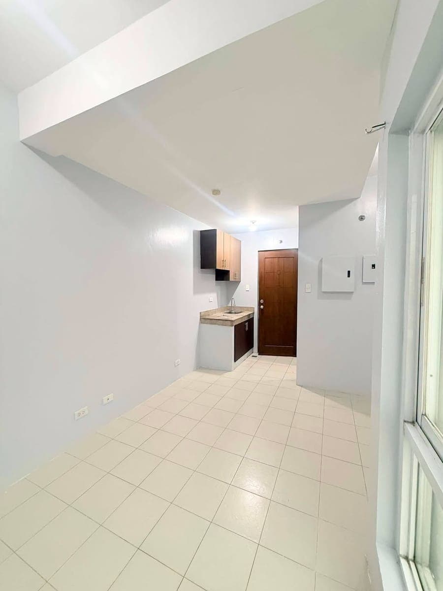 Studio type Bare unit For Rent in Brgy Tejeros Makati City Very Near to Makati City Hall, Ayala Circ... - photo 3