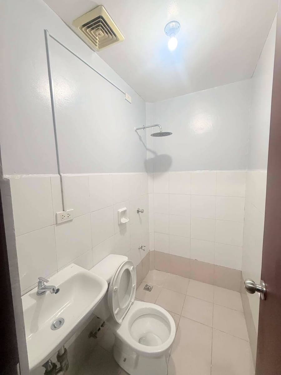 Studio type Bare unit For Rent in Brgy Tejeros Makati City Very Near to Makati City Hall, Ayala Circ... - photo 5