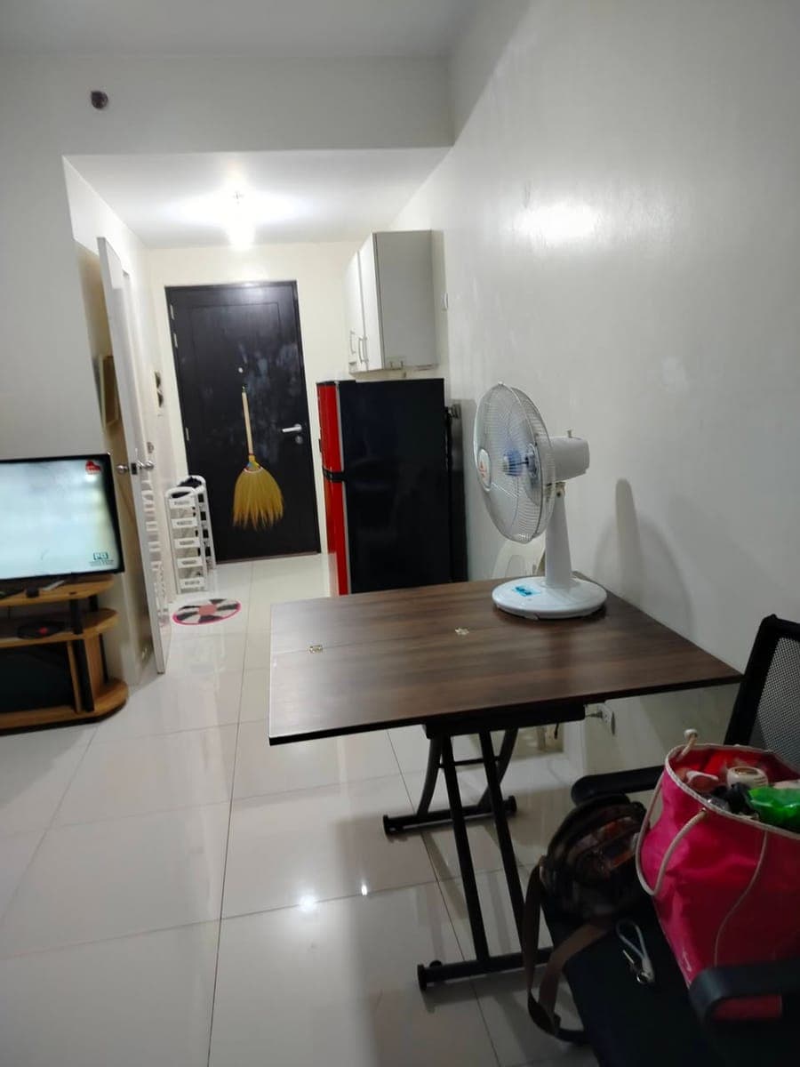 🌟 MOVE-IN READY: Cozy 1-BR Condo Right Beside Gilmore LRT-2! 🌟 - photo 2