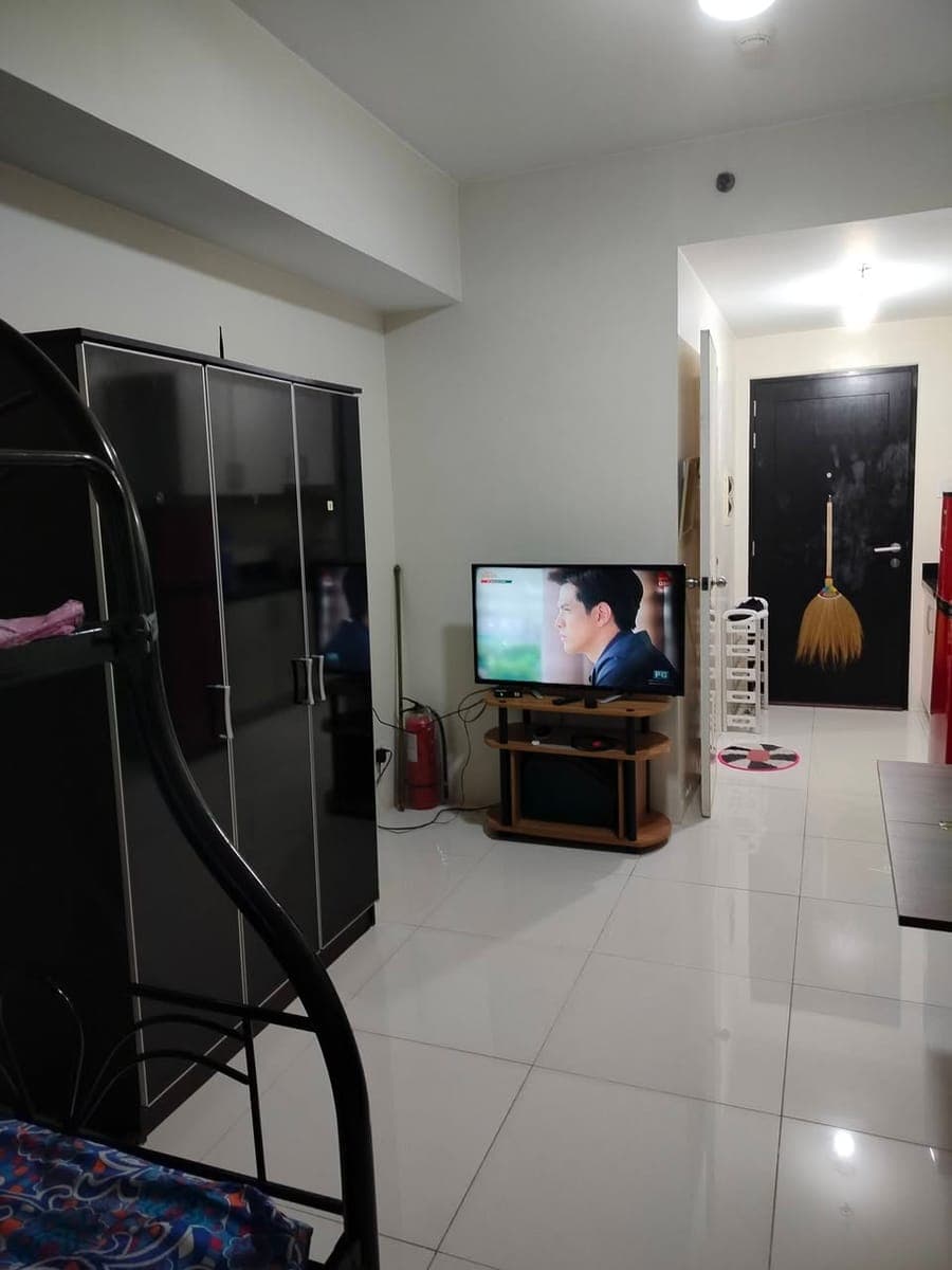 🌟 MOVE-IN READY: Cozy 1-BR Condo Right Beside Gilmore LRT-2! 🌟 - photo 3