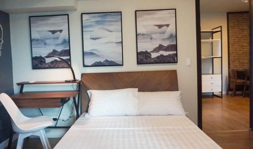 🏡 FOR RENT – 1-Bedroom Condo at Kroma Tower Makati - photo 1