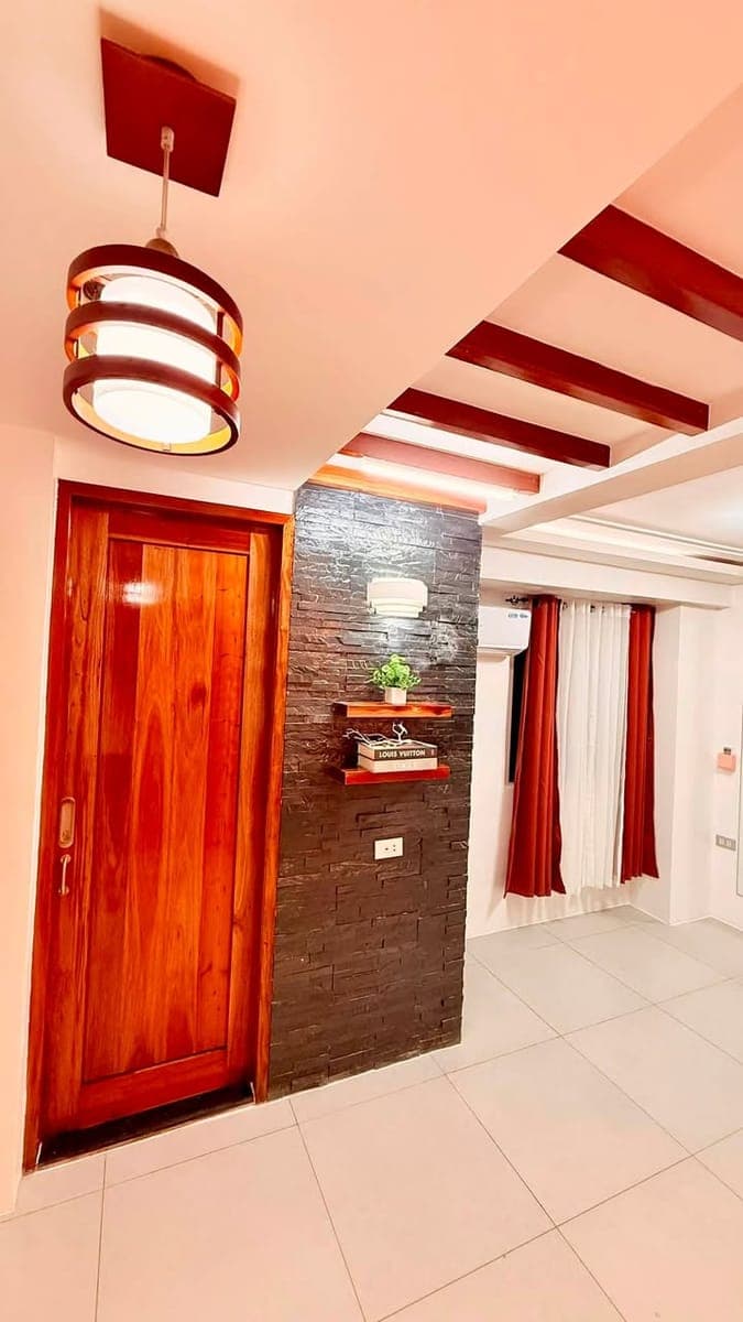 Cozy End-Unit for Rent - photo 1
