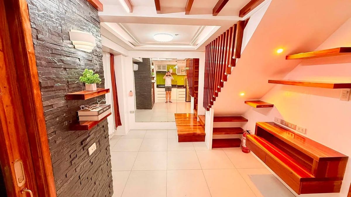 Cozy End-Unit for Rent - photo 2