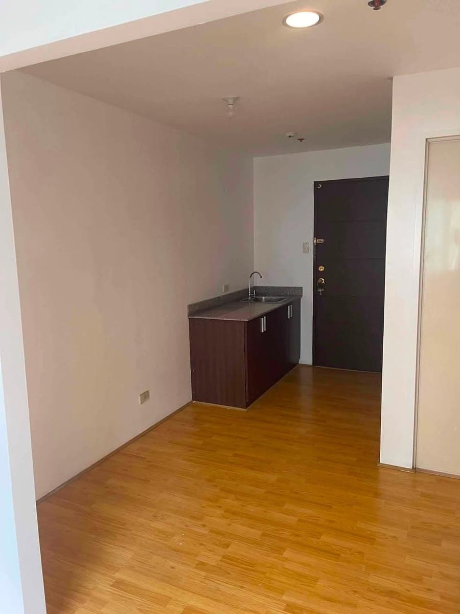 🏢 Low-Rise Condo Unit for Sale or Lease - photo 2