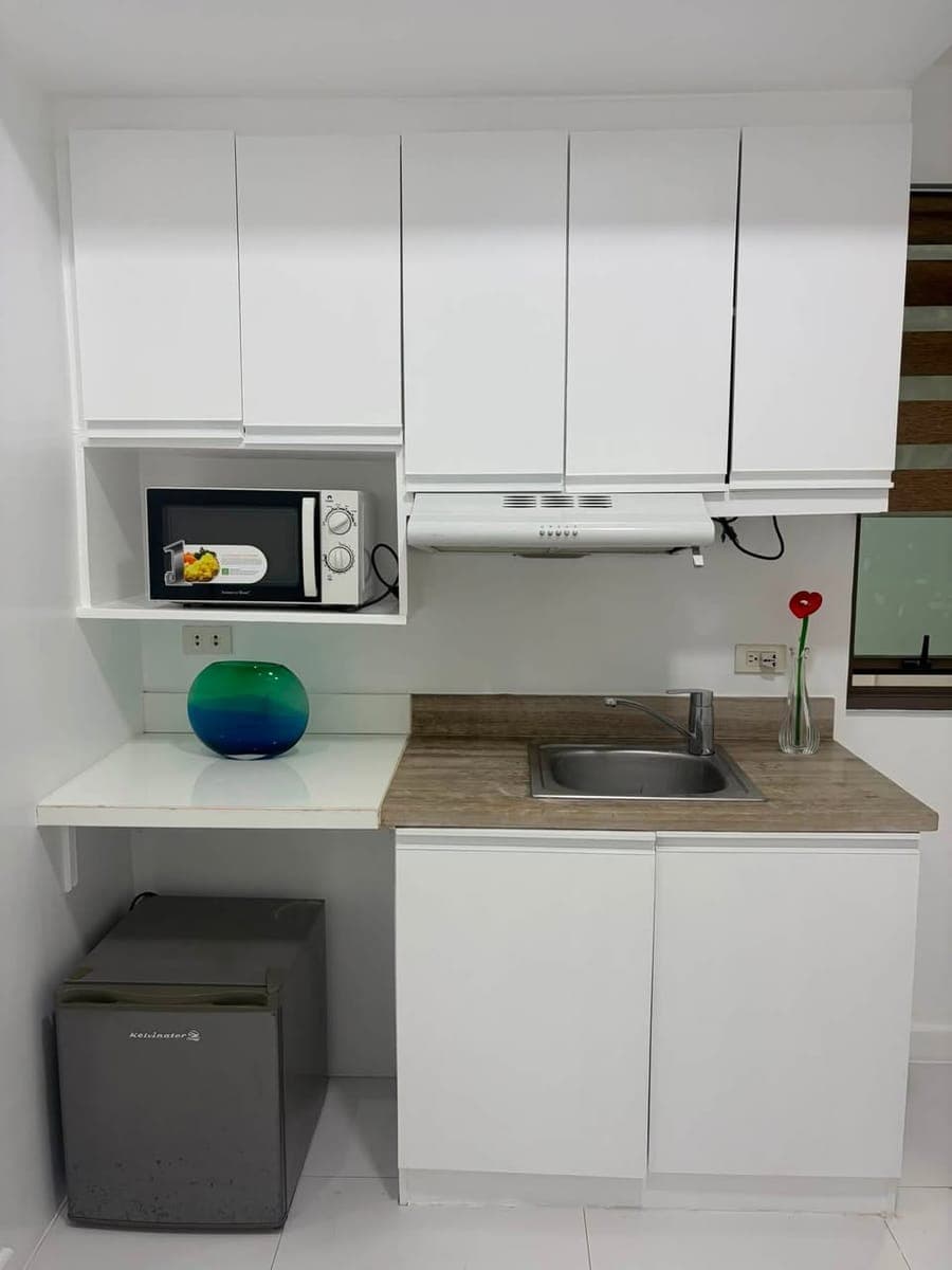 Furnished Greenbelt Makati Studio for Rent at KL Tower - photo 3
