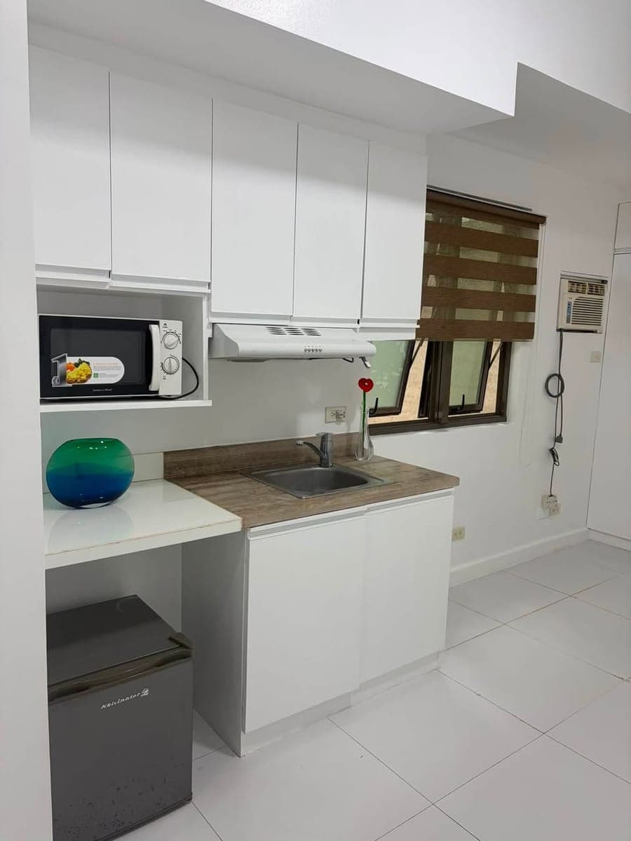 Furnished Greenbelt Makati Studio for Rent at KL Tower - photo 4