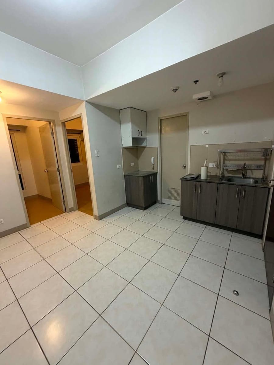 2-BEDROOM   unit with balcony FOR RENT - photo 1