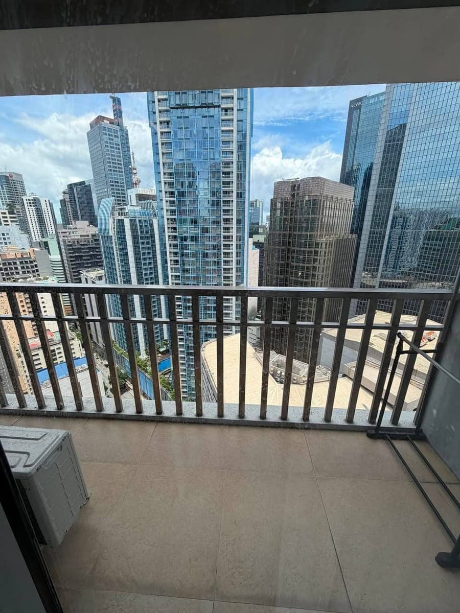 One Central condominium  Makati 📍📍📍 - photo 1