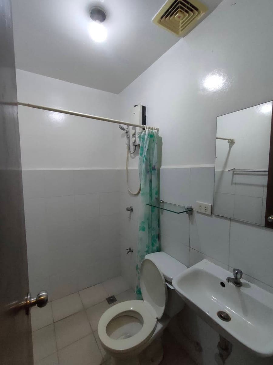 Studio type Semi Furnished For Rent in Brgy Tejeros Makati City Very Near to Makati City Hall, Ayala... - photo 1