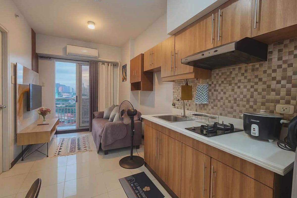 # **FOR LONG TERM RENT: Corner Prime 1-BR Zinnia South Tower** - photo 1