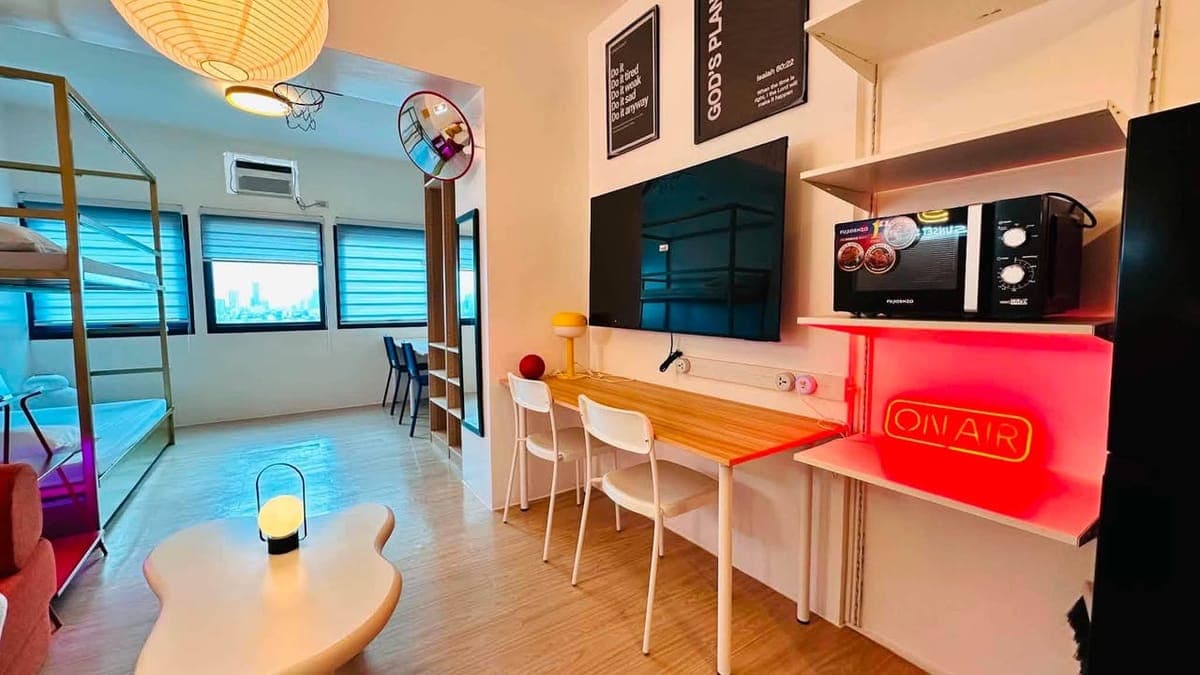 For short- and long-term lease: Fully furnished 1 bedroom in Studio A in Katipunan. With full, taste... - photo 3