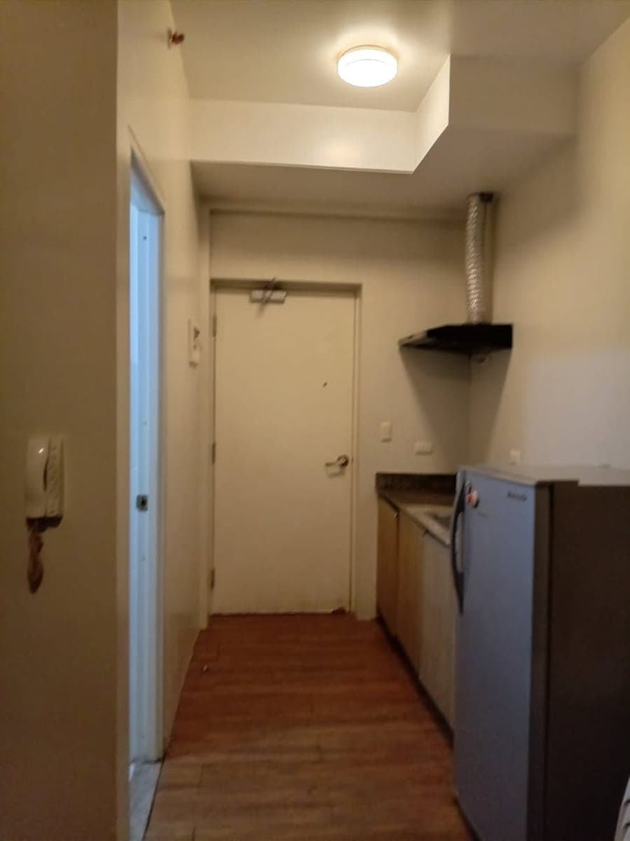 FOR SALE OR FOR LEASE: Larger-than-Standard Furnished Studio with Balcony at The Linear Makati - photo 2