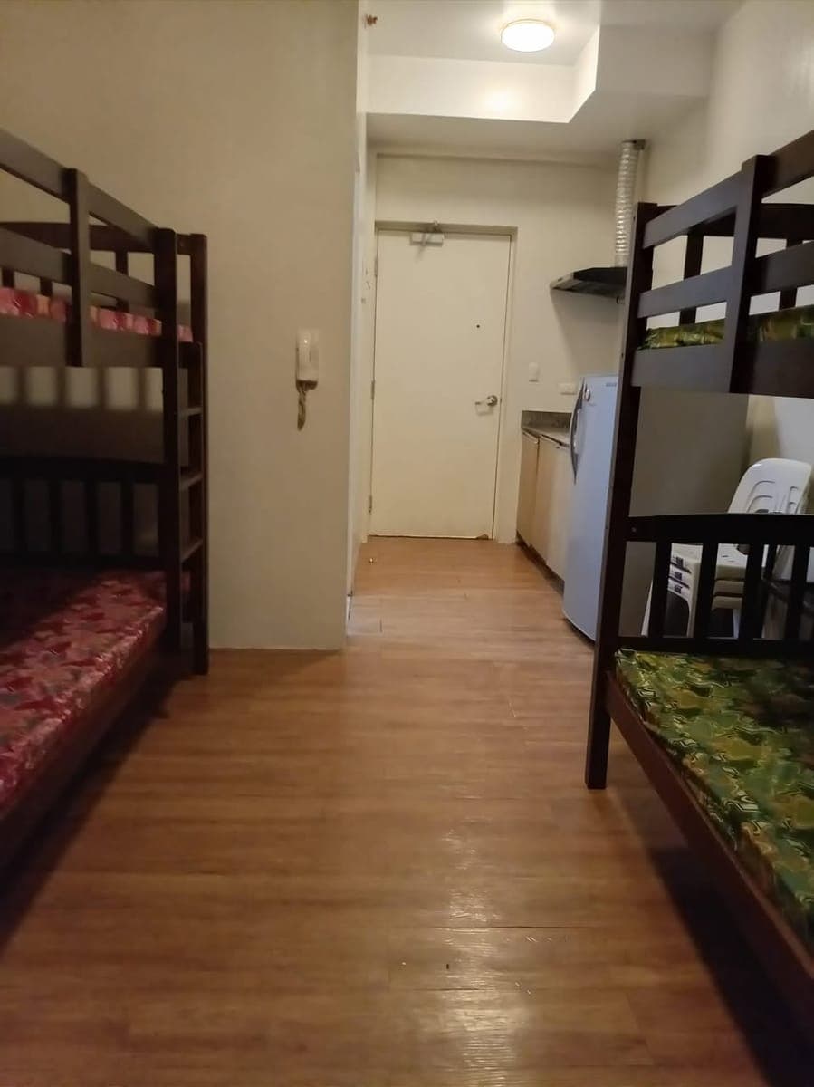 FOR SALE OR FOR LEASE: Larger-than-Standard Furnished Studio with Balcony at The Linear Makati - photo 4