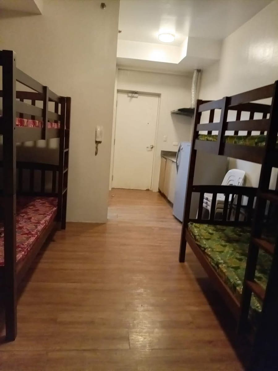 FOR SALE OR FOR LEASE: Larger-than-Standard Furnished Studio with Balcony at The Linear Makati - photo 5