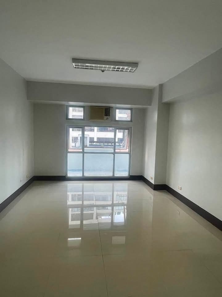Studio Semi Furnished Legazpi Village Makati City - photo 1