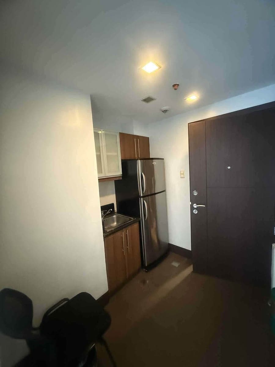 Studio Semi Furnished Legazpi Village Makati City - photo 2