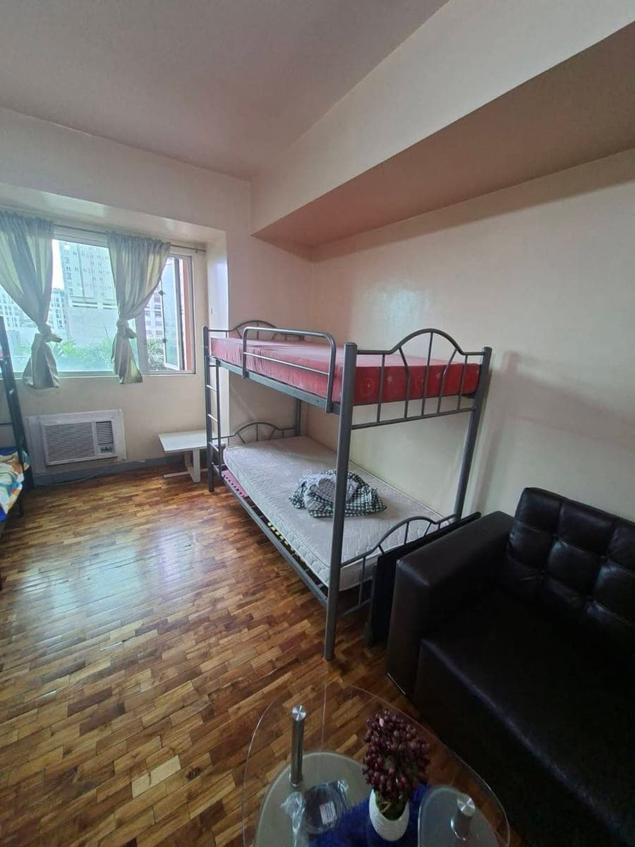 LOOKING FOR 1 MALE ACCOUNTANT, MAKATI CONDO SHARE - photo 2
