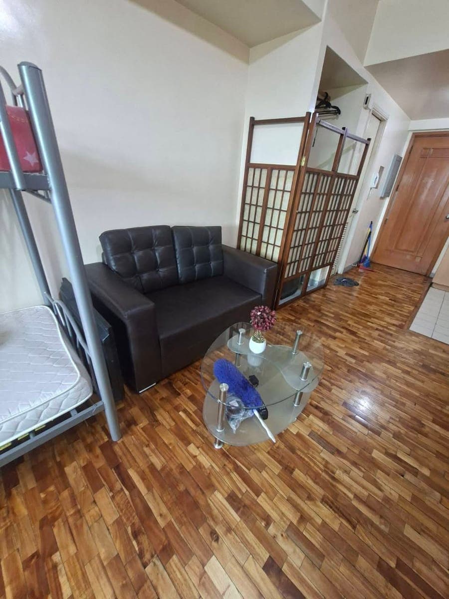 LOOKING FOR 1 MALE ACCOUNTANT, MAKATI CONDO SHARE - photo 4