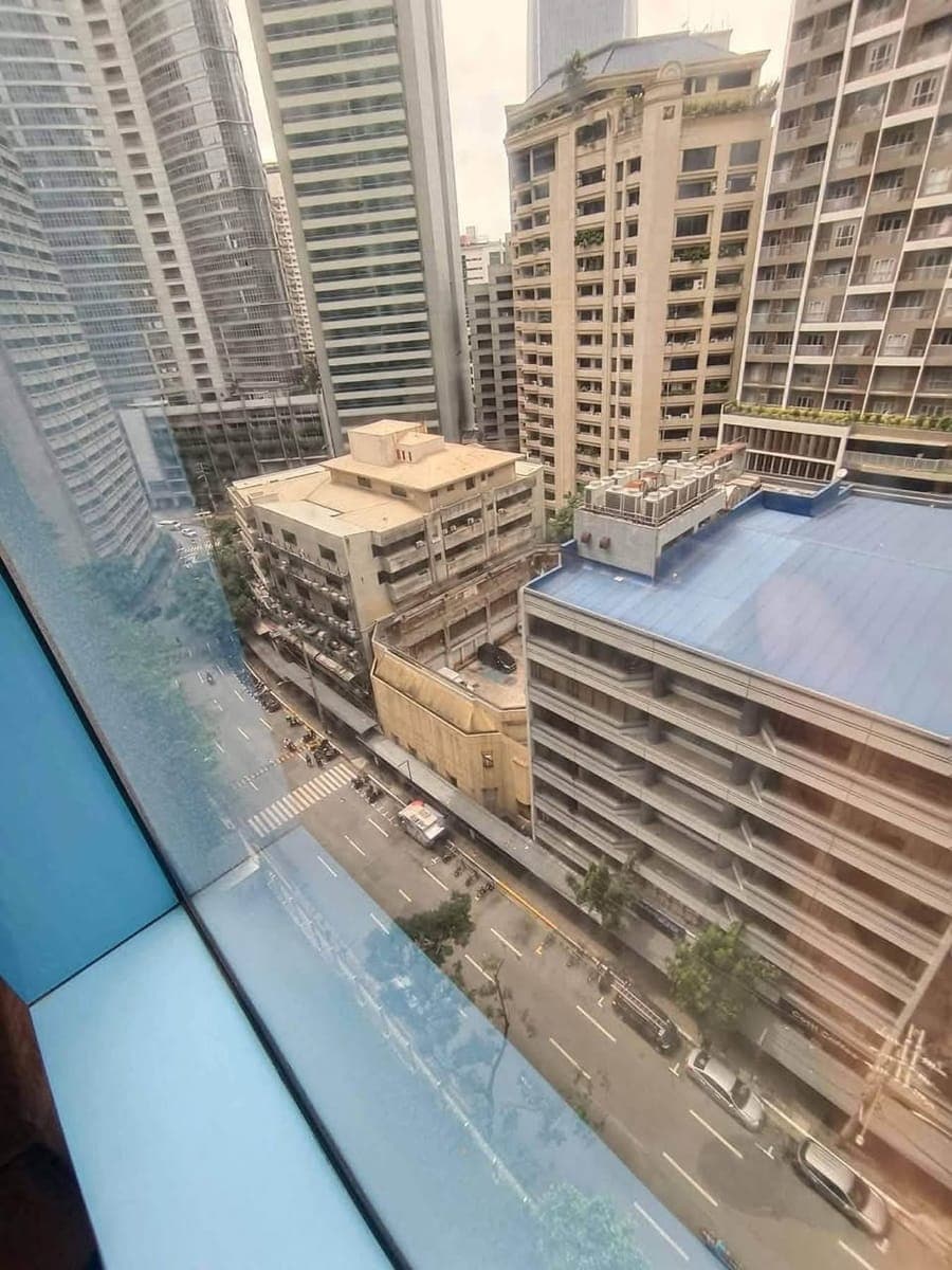 ₱30K MONTHLY | FULLY FURNISHED STUDIO UNIT AT TWO CENTRAL MAKATI‼️ - photo 1