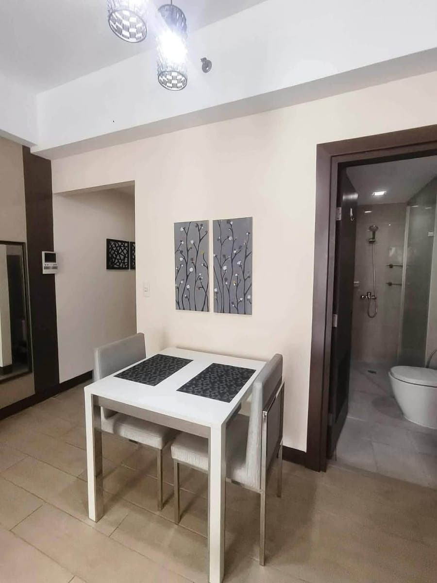 ₱30K MONTHLY | FULLY FURNISHED STUDIO UNIT AT TWO CENTRAL MAKATI‼️ - photo 4