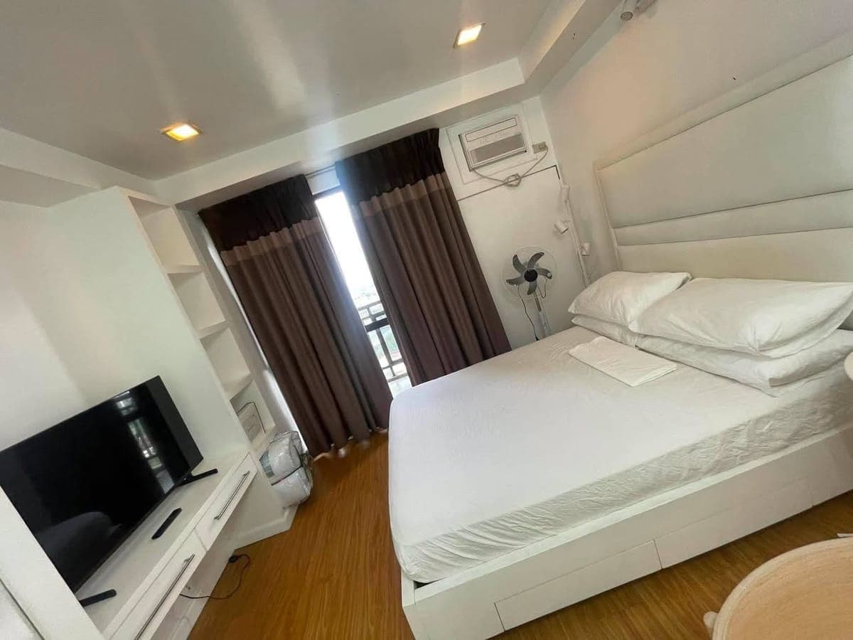 Studio pet friendly at Grand Soho salcedo makati for rent lease - photo 1