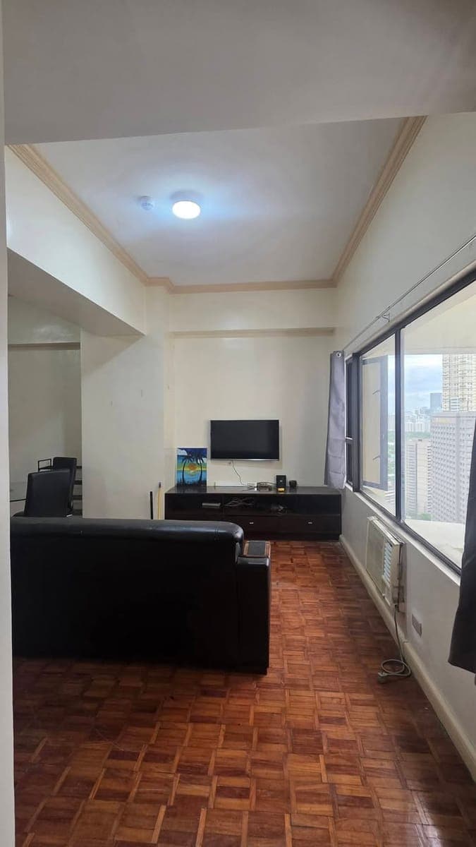 FOR RENT: 1BR Big Cut Corner Unit w/ Balcony - photo 4