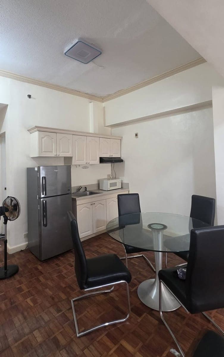FOR RENT: 1BR Big Cut Corner Unit w/ Balcony - photo 5